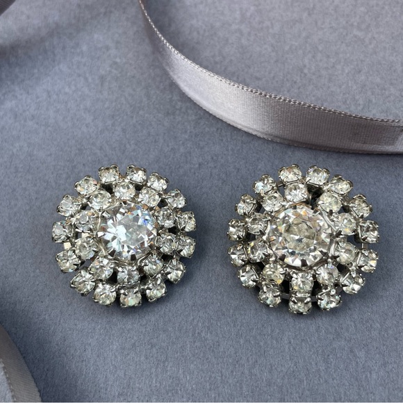 Vintage Signed WEISS Clip On Earrings Clear Rhinestones - Picture 2 of 13